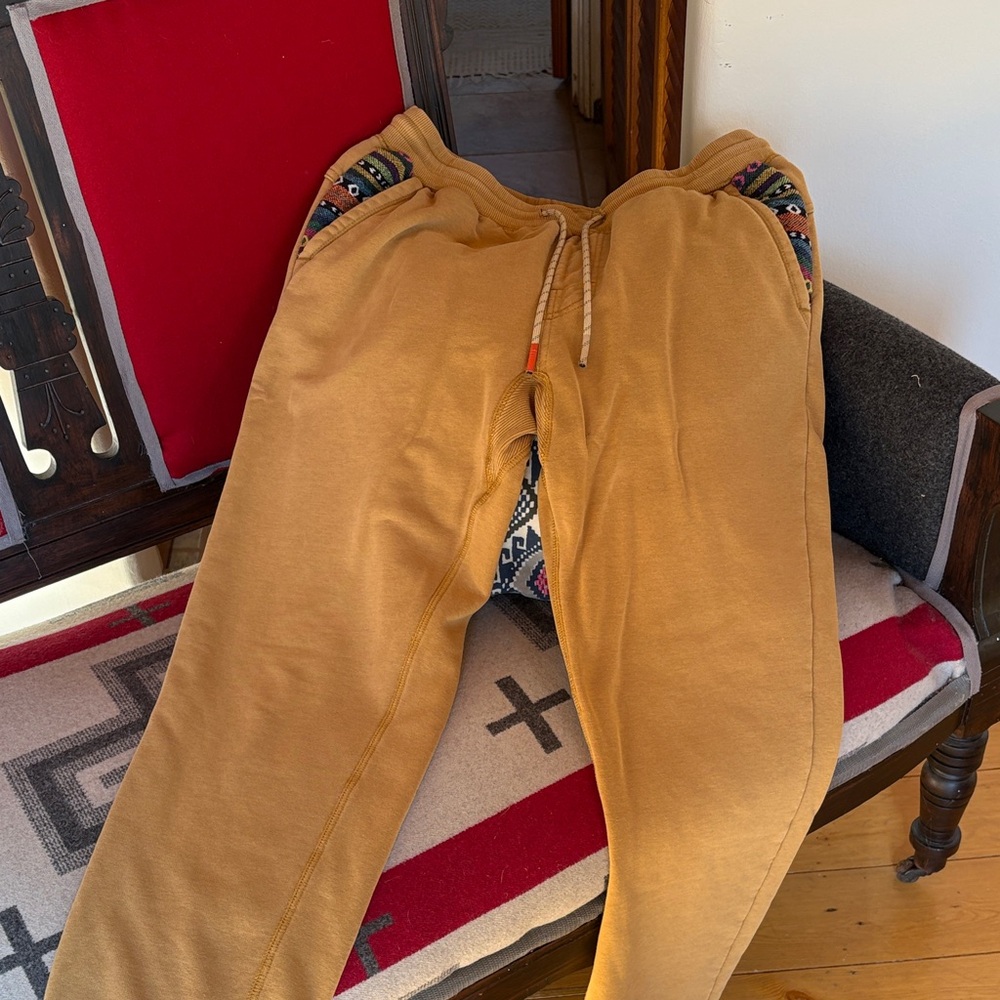 Howler Brothers Mellow Mon sweats medium